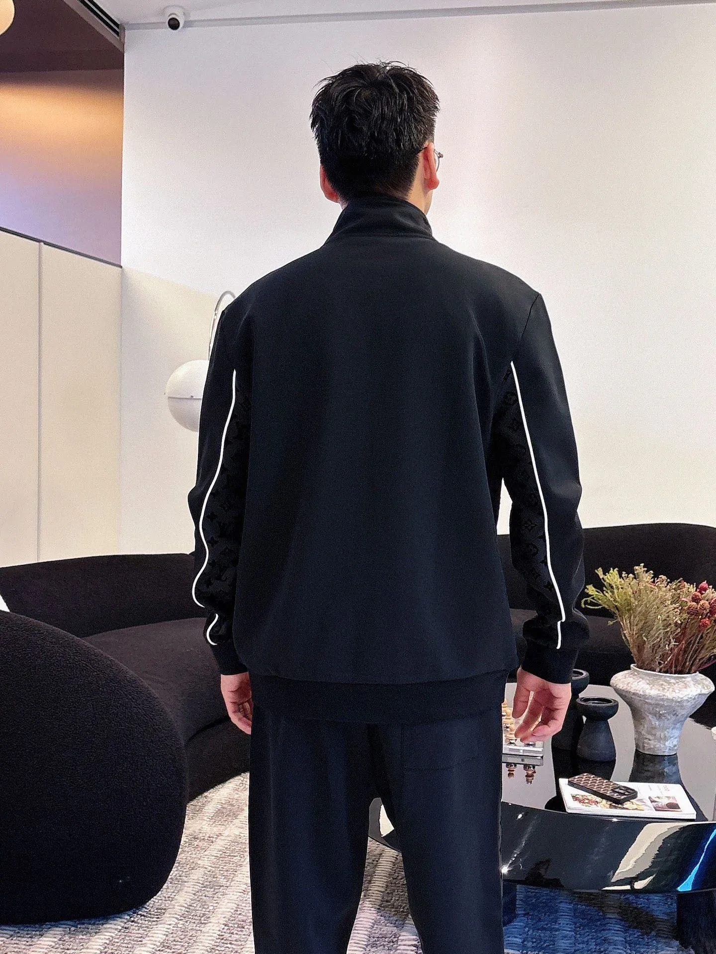 [LV Louis Vuitton] Hot-selling suit is coming. Focus on the original version of the official website. 2025 new hot-selling cardigan and sweatshirt suit. The original order is the best 🇭🇰. It is the meticulous work of top designers. It has a fitting and perfect upper body effect. All-natural high-quality Tencel Roman cotton 100%, close-fitting comfort, noble and elegant! Original hardware embodies elegance and nobility! Counter size: M-3XL (maximum wear up to 190 pounds)